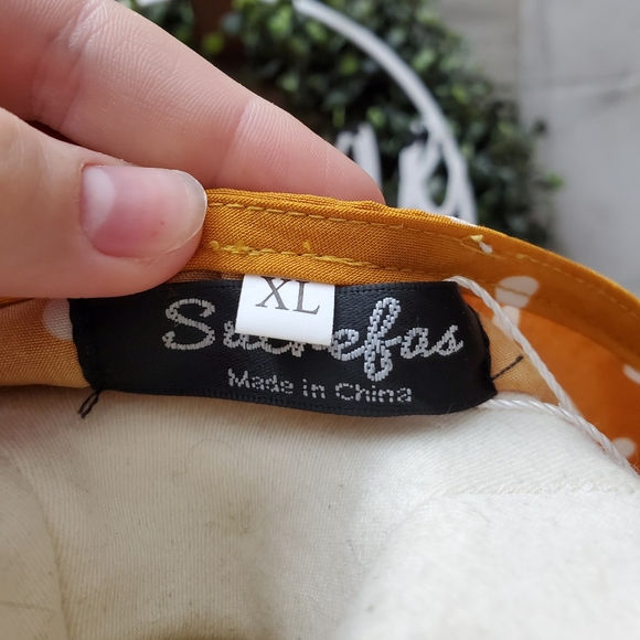 Beautiful top - Picture 2 of 4